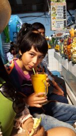 På marknader finns alltid många sorters smoothie på färsk frukt. Man får tips på vad man kan dricka beroende på vad man vill behandla eller för att förebygga hälsa