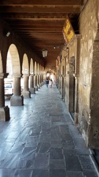 En gata kolonialstil i Cuzco